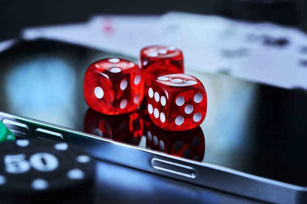 Mobile app interface showing Bandar Ceme betting controls, hand values, and live chat with dealer